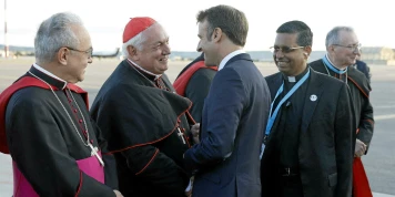 La Presse Italienne Critique Macron : Accusations d'Influence au Conclave Papal
