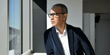 Kamel Daoud face à des mandats d'arrêt internationaux : enjeux et controverses