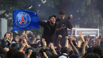 Ambiance Festive au Parc des Princes : Les Supporters du PSG Soutiennent leur Équipe