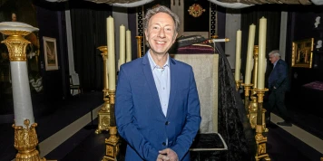 Stéphane Bern : Entre Passion et Nécessité Financière
