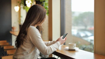 Informer ou ne pas informer : le dilemme des ex sur les réseaux sociaux