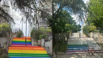 Controverse des Escaliers Colorés à Paris : Retour au Blanc après l'Homophobie
