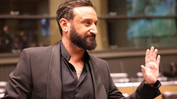 Cyril Hanouna lance Chapchak : une agence de communication innovante pour navigateurs politiques et entreprises