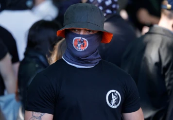 Les Hussards : Comprendre les Motivations des Militants Néonazis