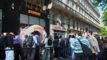Dunkin' Ouvre sa Première Boutique à Paris : Les Fans de Donuts En Foule !