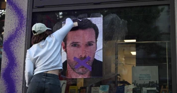 Féministes en Action : Manifestation contre Nicolas Bedos et Humensis