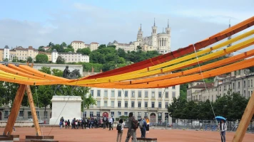 La Place Bellecour à Lyon : œuvre éphémère de tissage urbain pour ombre et fraîcheur