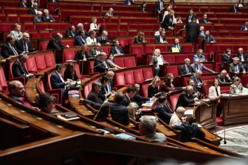 Projet de loi sur l’aide à mourir : suppression controversée de la mention « cause naturelle » et avancées législatives