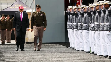 Donald Trump interdit les programmes DEI et exclut les personnes transgenres des forces armées américaines