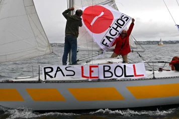 Action Maritime Écologiste à Concarneau : Contre Vincent Bolloré