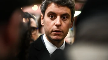 Gabriel Attal réaffirme sa position sur l'interdiction du voile pour les mineures et défend l'autorité parentale