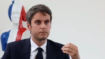 Gabriel Attal réaffirme la défense de la République et propose l’interdiction du voile pour les mineures