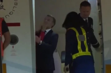 Emmanuel Macron et Brigitte Macron à l'aéroport de Hanoï : Une 'chamaillerie' déclenchée sur les réseaux sociaux