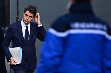 Gabriel Attal propose l’interdiction du voile aux moins de 15 ans : une polémique constitutionnelle imminente
