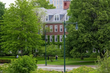 La Maison Blanche Annule des Contrats avec Harvard : Une Offensive contre l'Université