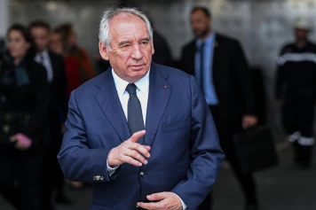 Le Premier ministre dénonce la faible valorisation du travail en France et appelle à discuter de la TVA sociale