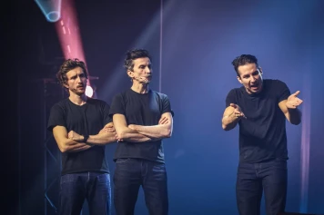 La Tournée du Trio : Un Spectacle à Succès aux Controverses Écrites
