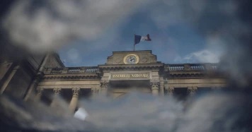 Incursion surprenante d'Eva Son-Forget dans la chambre de Manon Bouquin à l'Assemblée nationale
