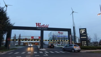 Accident Tragique au Carré Sénart : Voiture Renverse Deux Femmes