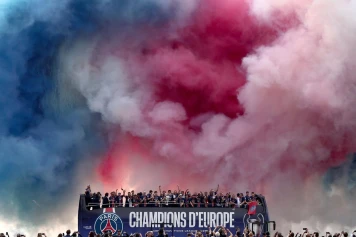 Célébration épique du PSG : Victoire en Ligue des champions et défilé à Paris