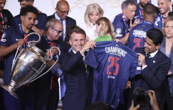 Emmanuel Macron félicite le PSG pour sa victoire en Ligue des champions tout en condamnant les violences