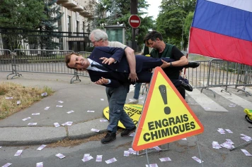 Vol de la Statue de Macron : Greenpeace Dévoile un Double Discours
