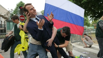 Protestation audacieuse : Vol de statue par un militant de Greenpeace devant l'ambassade de Russie