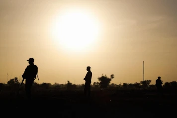 Intensification des offensives djihadistes au Sahel : défis sécuritaires et réponses des juntes militaires