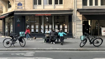 Livreurs dans le Marais : Alim et ses sacs Picard au cœur des livraisons matinales