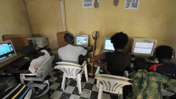 Escroquerie en Ligne : Comment des Brouteurs Ivoiriens Ont Piégé une Femme de 82 Ans