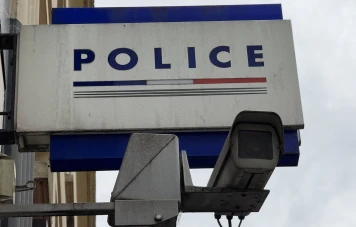 Incident à Bordeaux : Un policier en civil traîné par un automobiliste en fuite