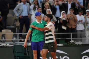 Carlos Alcaraz Remporte une Finale Historique à Roland-Garros 2025 contre Jannik Sinner