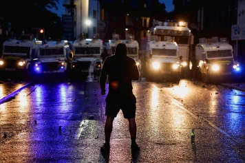 Émeutes anti-immigration en Irlande du Nord : Neuf policiers blessés et arrestations