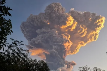 Éruption du Mont Lewotobi : Impact majeur sur les vols à destination de Bali
