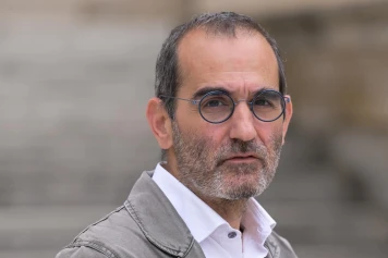 Interdiction d'entrée aux États-Unis pour le député écologiste Pouria Amirshahi : Un incident sans précédent