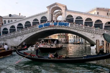 Protestations à Venise : Le Mariage de Jeff Bezos et Lauren Sanchez Déclenche la Colère des Vénitiens