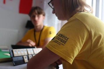 Suppression de 15 000 contrats de service civique : Impact sur l'engagement des jeunes en 2025