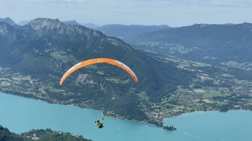 Tragédie au lac d'Annecy : Un parapentiste décède lors d'un stage de vol