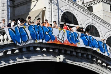Manifestation à Venise contre le mariage de Jeff Bezos : Une voix pour la ville