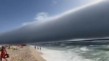Phénomène Rare au Portugal : Des Nuages Rouleaux Observés sur les Plages