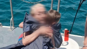Sauvés par les Garde-Côtes : Une Grand-Mère et Son Petit-Fils Échappent au Courant à Castellammare di Stabia