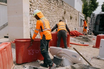 Travailleurs sous le soleil : Comment les couvreurs s'adaptent aux chaleurs estivales