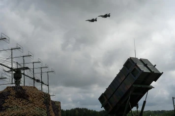 Suspension des Livraisons de Systèmes de Défense Aérienne à l'Ukraine : Une Décision Cruciale