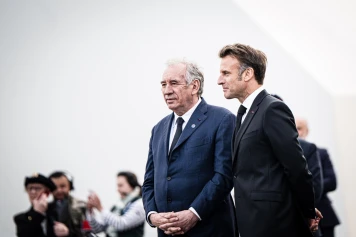 Situation politique chaotique : Macron critique Bayrou et l'Assemblée nationale