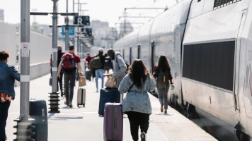 Grève des contrôleurs aériens en France : perturbations des départs en vacances et menace sur le ferroviaire