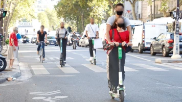 Accident Tragique à Francfort : Deux Jeunes Hommes Perdent la Vie