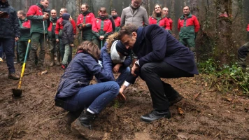 Lancement de l'opération 'Un jeune, un arbre' par Emmanuel Macron à Moirans-en-Montagne