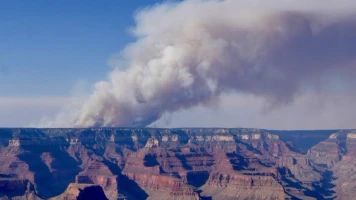 Évacuation au Grand Canyon : Incendies et Chaleur Extrême Menacent Touristes et Résidents