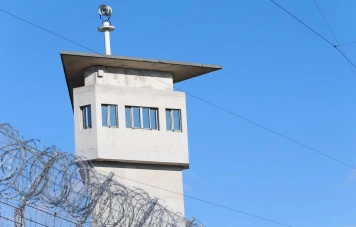 Évasion audacieuse à la prison de Lyon-Corbas : un détenu s'échappe caché dans des valises