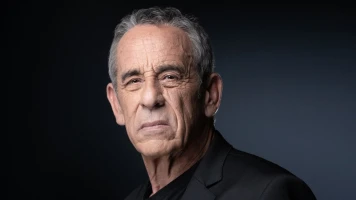 L'Homme en Noir : L'Impact Révolutionnaire d'un Animateur Iconique sur le Paysage Audiovisuel Français